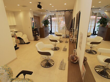 柿生店の店内。セット面は4席です